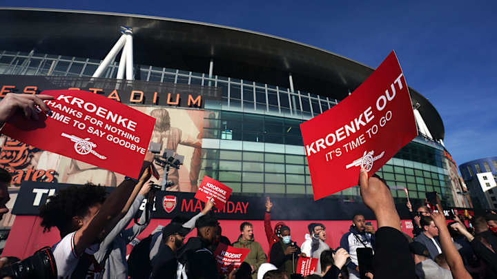 Arsenal Fans Protest Kroenke, Super League Attempt Outside Emirates