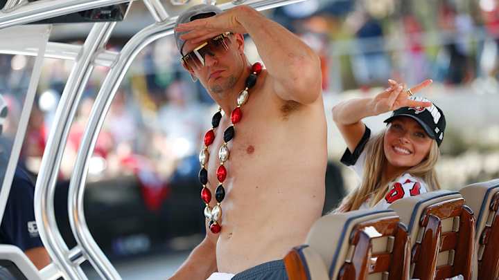 Rob Gronkowski Sets Guinness World Record With Catch Before Arizona Spring Game