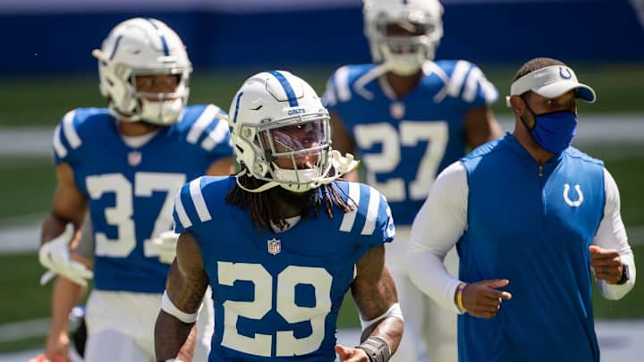 Dolphins Give Hooker a Look