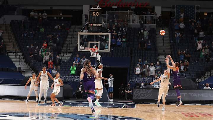 Diana Taurasi Hits Game-Winner Despite Game Clock Mishap Diana Taurasi Hits Game-Winner Despite Game Clock Mishap