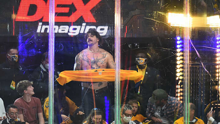 Lewan Drinks in NHL Playoff Atmosphere