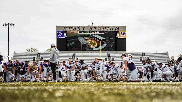 Athlon Singles Out 13 Huskies for Pac-12 Football Accolades