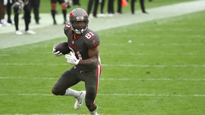 Antonio Brown Officially Signs New Contract With Buccaneers Antonio Brown Officially Signs New Contract With Buccaneers