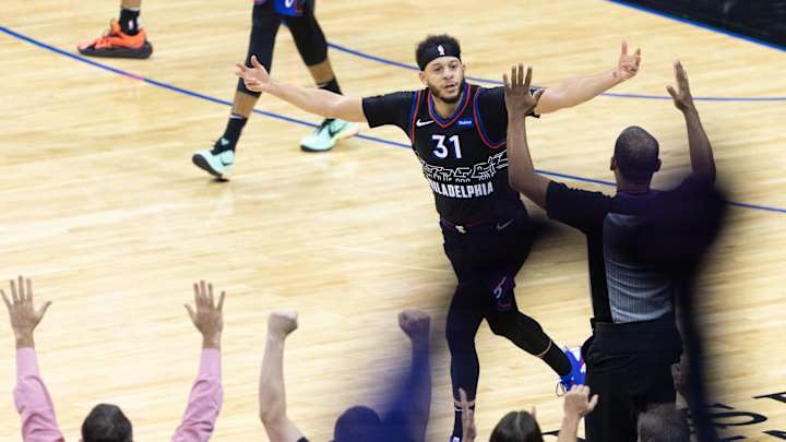Seth Curry is Fully Embracing Sixers Playoff Atmosphere Seth Curry is Fully Embracing Sixers Playoff Atmosphere