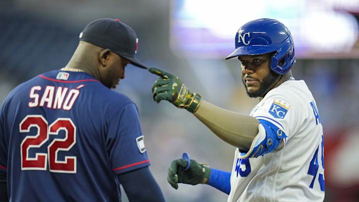 Royals Try For Fifth-Straight Win in Game 2 Against the Twins Royals Try For Fifth-Straight Win in Game 2 Against the Twins