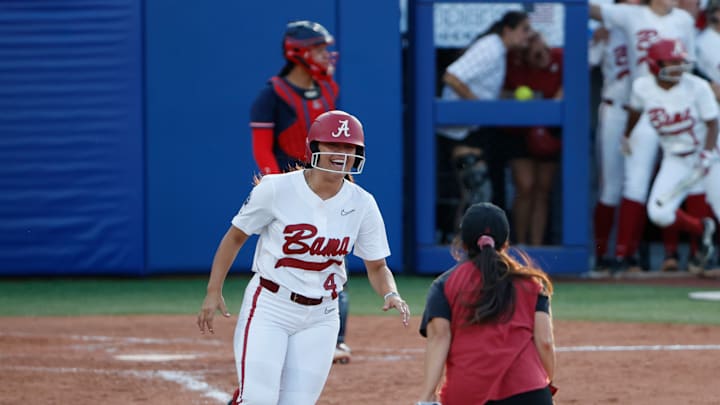 Alabama Players Ecstatic After Abby Doerr's Home Run in WCWS
