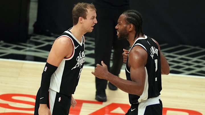 NBA Playoffs Suns-Clippers: Watch Kawhi Leonard In The Stands For Game 3 NBA Playoffs Suns-Clippers: Watch Kawhi Leonard In The Stands For Game 3