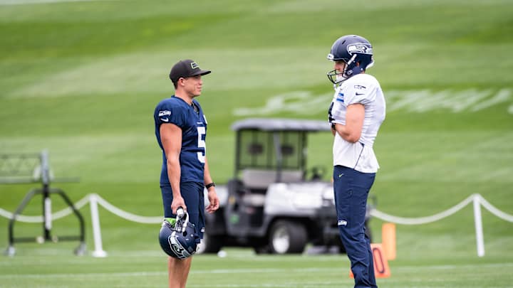 Larry Izzo's Hands Off Approach Helps Michael Dickson, Seahawks' Special Teams Thrive