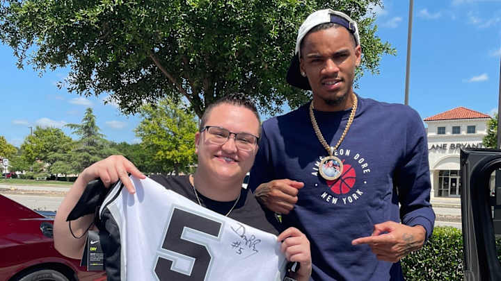 Dejounte Murray Makes Unselfish Play That Has All of San Antonio Cheering