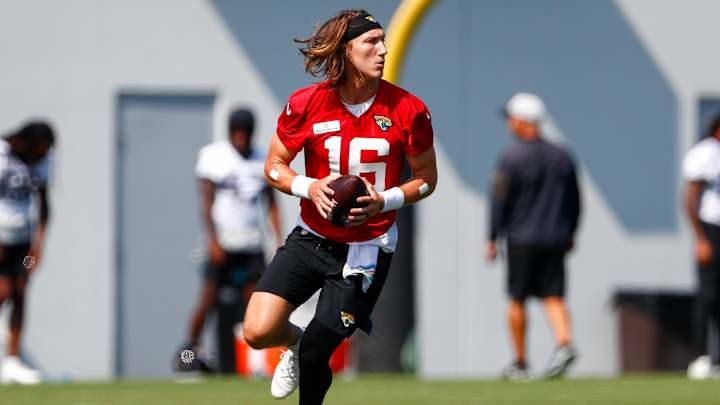 Jaguars' No. 1 Pick Trevor Lawrence Officially Signs Rookie Contract Jaguars' No. 1 Pick Trevor Lawrence Officially Signs Rookie Contract