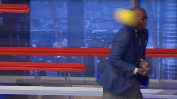 Shaq Drills Kenny Smith in Head While Playing Dodgeball on 'Inside the NBA' Shaq Drills Kenny Smith in Head While Playing Dodgeball on 'Inside the NBA'