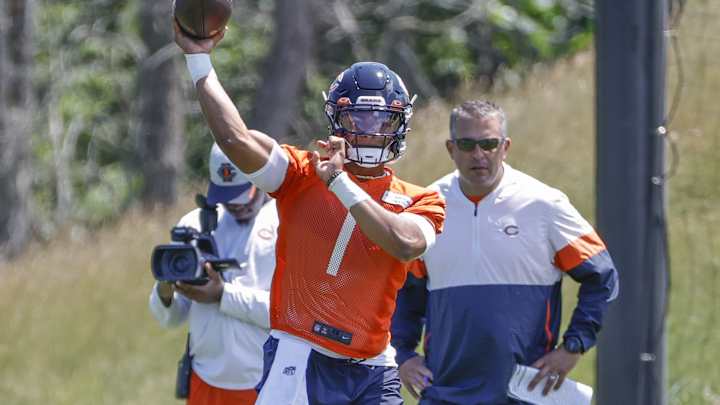 Justin Fields Unflinching Like Patrick Mahomes Justin Fields Unflinching Like Patrick Mahomes