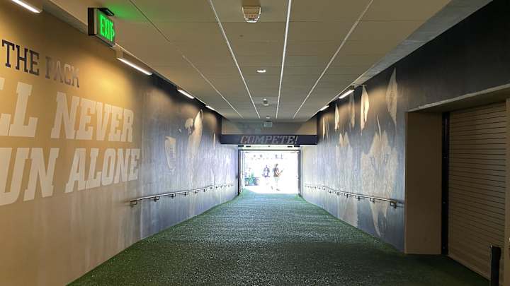 Husky Freshmen Greeted with Trappings of Pre-Pandemic Welcome Husky Freshmen Greeted with Trappings of Pre-Pandemic Welcome