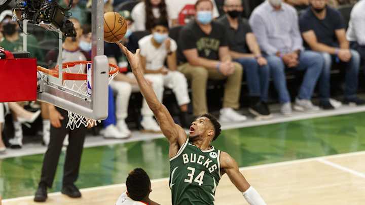 NBA Finals Bucks-Suns: Watch Giannis Antetokounmpo Sign Autographs Before Game 1
