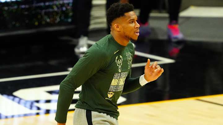 NBA Finals Bucks-Suns: Watch Giannis Antetokounmpo Hit a Crazy Shot