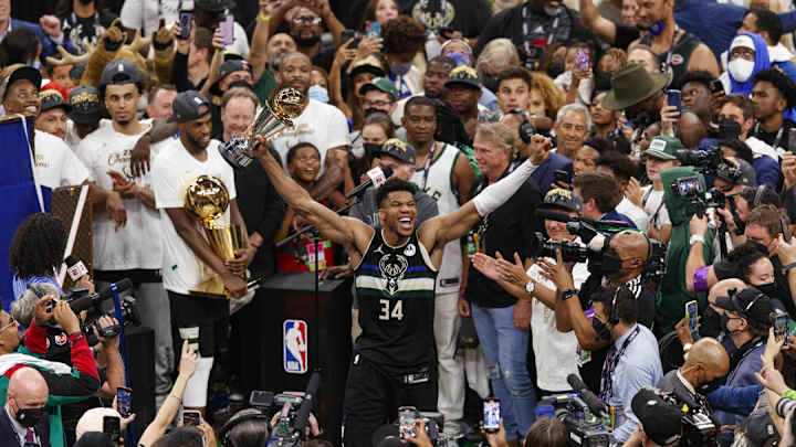 Look: Fans Praise Giannis Antetokounmpo Look: Fans Praise Giannis Antetokounmpo