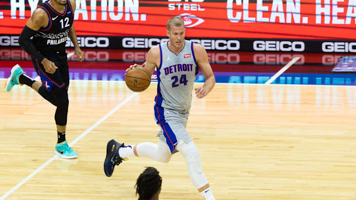 Sources: Charlotte Hornets acquire Mason Plumlee, 37th pick from Detroit Pistons Sources: Charlotte Hornets acquire Mason Plumlee, 37th pick from Detroit Pistons