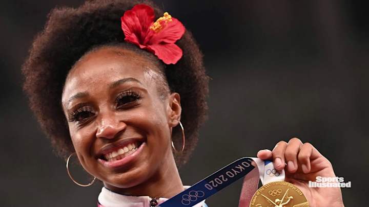 Robert Quinn Points with Pride to His Sister Robert Quinn Points with Pride to His Sister