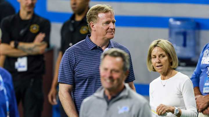 Ford Family Booed Loudly at Calvin Johnson Halftime Celebration Ford Family Booed Loudly at Calvin Johnson Halftime Celebration