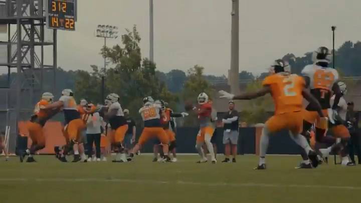 Watch: Vols RB Evans Hauls in Toe-Tap TD Pass from Hendon Hooker