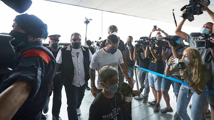 Fans Celebrate Messi's Arrival in Paris Before Official PSG Signing