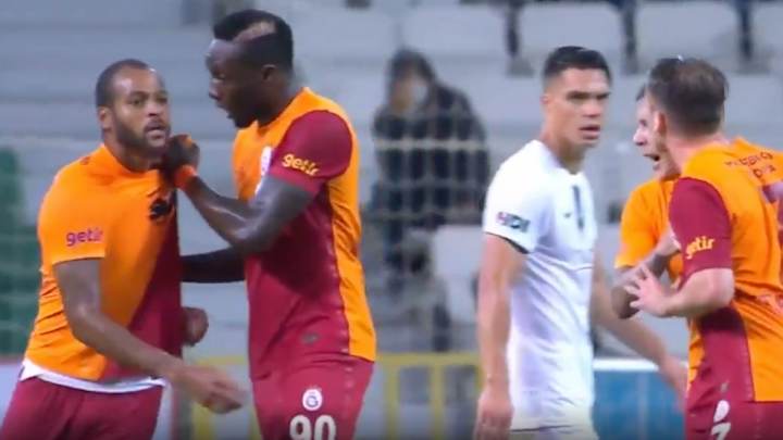 Galatasaray’s Marcão Red Carded for Headbutting, Fighting Teammate Galatasaray’s Marcão Red Carded for Headbutting, Fighting Teammate