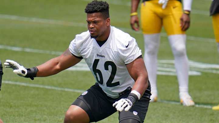 Buccaneers Waive Raven Greene, Claim Offensive Lineman Buccaneers Waive Raven Greene, Claim Offensive Lineman