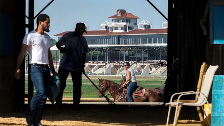 Kentucky Racehorse Escapes From Track Before First Race, Gallops Down Interstate Highway