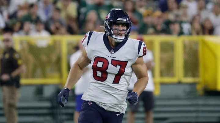 Could the Arrival of Kahale Warring Put Other Patriots Tight Ends on the Hot Seat? Could the Arrival of Kahale Warring Put Other Patriots Tight Ends on the Hot Seat?