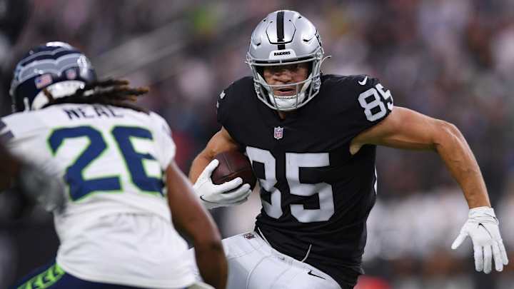Raiders Re-Sign TE Carrier, S Leavitt, Sign OL Eluemunor