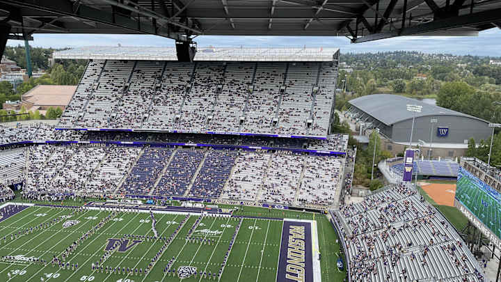 Husky Stadium Welcomes Late-Arriving Crowd Husky Stadium Welcomes Late-Arriving Crowd