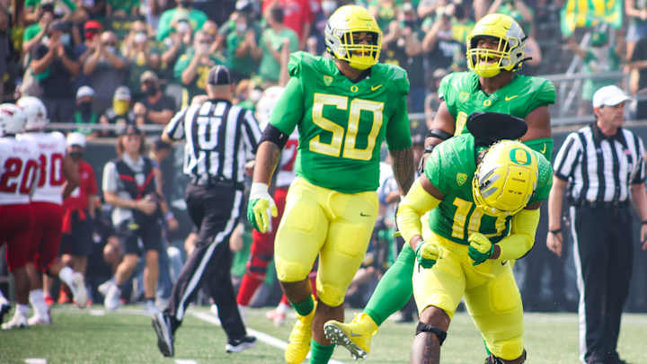 Justin Flowe Flashes in Freshman Debut for Oregon