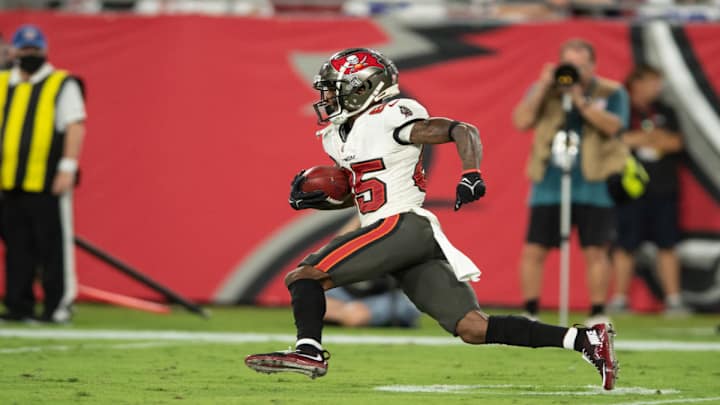Buccaneers Sign Receiver To 53-Man Roster