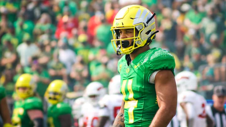 Mycah Pittman Stands Behind Oregon Quarterback Anthony Brown Mycah Pittman Stands Behind Oregon Quarterback Anthony Brown