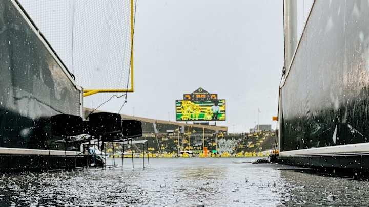 Teams Return to Field for Warmups Ahead of No. 4 Oregon vs. Stony Brook