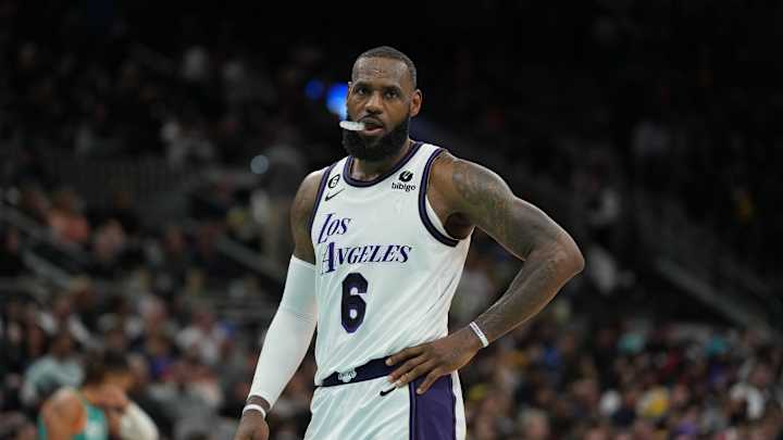 LeBron James' Hot Shooting Carries Lakers to Win Over Spurs LeBron James' Hot Shooting Carries Lakers to Win Over Spurs