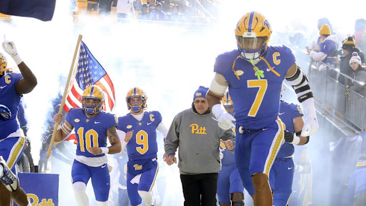 Pitt LB SirVocea Dennis Nearing Decision on Next Season