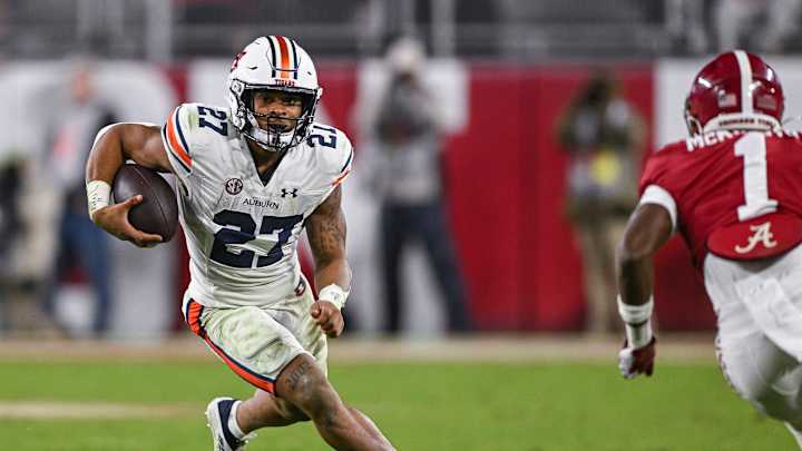 Athlon Sports ranks Jarquez Hunter as the third-best running back in the SEC