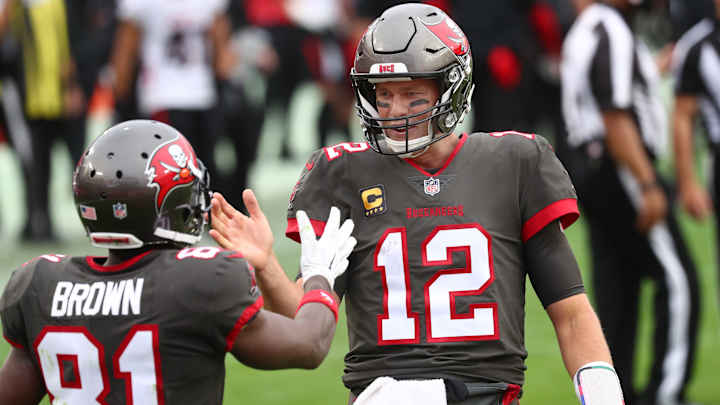 Antonio Brown Takes Shot at Tom Brady's Trainer and Buccaneers Antonio Brown Takes Shot at Tom Brady's Trainer and Buccaneers