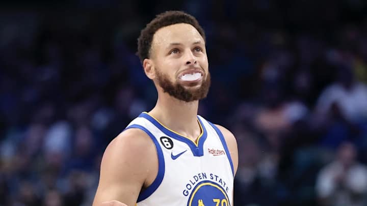 Steph Curry Reacts to Controversial Travel Call vs. Mavericks Steph Curry Reacts to Controversial Travel Call vs. Mavericks