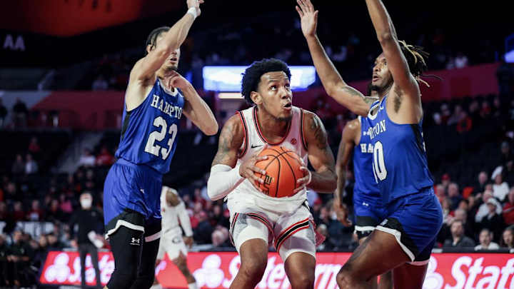 Georgia Dominates Hampton 73-54