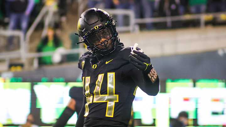 Oregon Ducks Defensive End Bradyn Swinson to Enter Transfer Portal