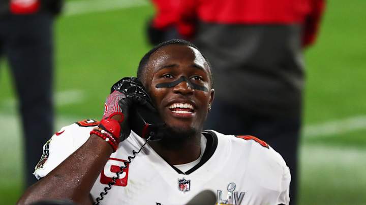 Devin White and Lavonte David Hold Bucs' Defensive Team Dinner