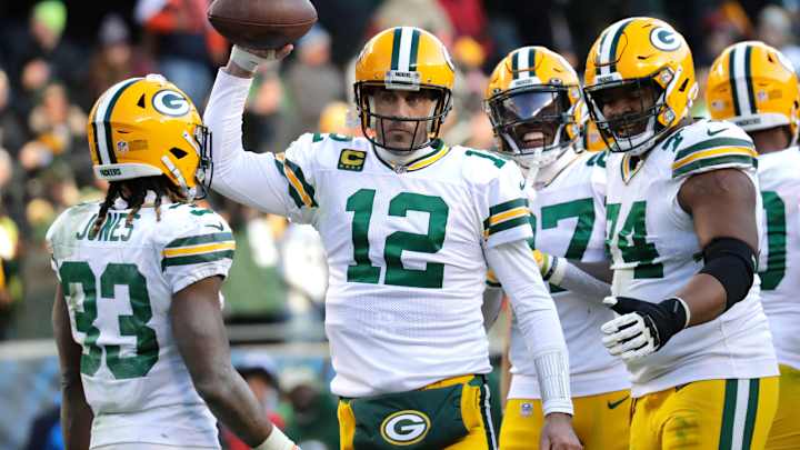 Aaron Rodgers Flips Out After Packers Don’t Challenge a Play Aaron Rodgers Flips Out After Packers Don’t Challenge a Play