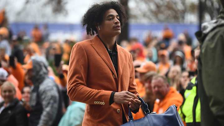 Vols WR Hyatt Signs NIL Deal With Hyatt Hotel