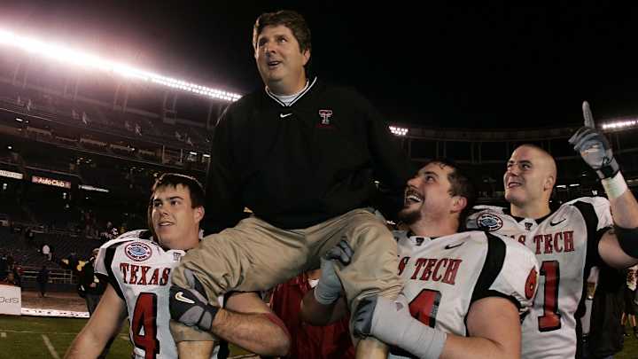 Leach's Legacy: Innovative Coach Influenced Patriots' Success