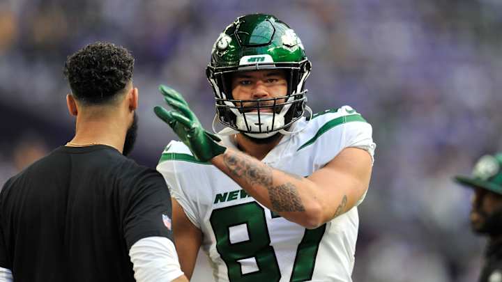 Jets Teammates Cheer on C.J. Uzomah in Broadway Accomplishment