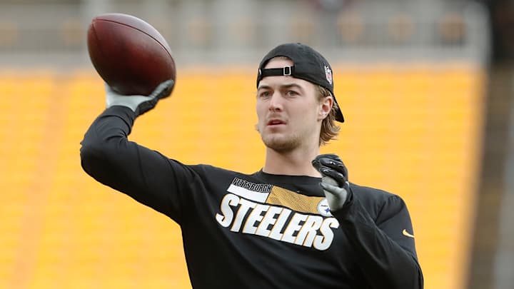 Kenny Pickett Clears Concussion Protocol, Will Start vs. Raiders