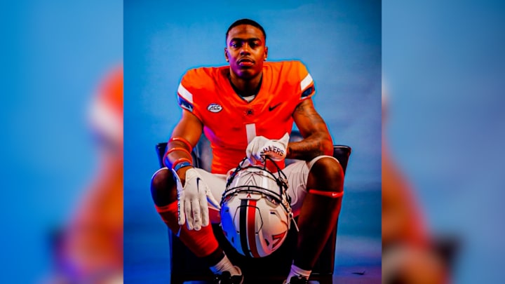 Four-Star Linebacker Kamren Robinson Officially Signs With Virginia Football