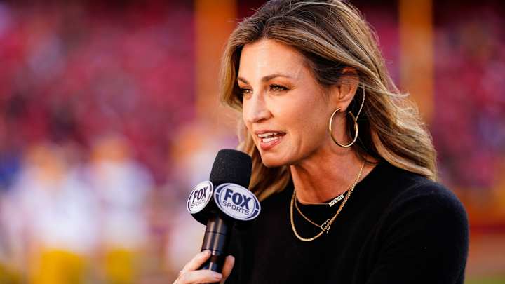 Erin Andrews Deftly Deflects Pass by Eagles’ Gardner Minshew Erin Andrews Deftly Deflects Pass by Eagles’ Gardner Minshew
